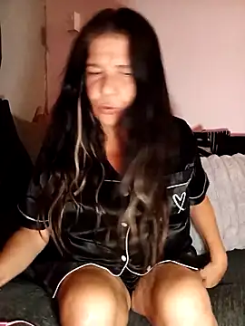 Snapshot of Leanne43 chatting on November 14, 2025, 9:35 pm Leanne43 online show from November 14, 2025, 9:35 pm