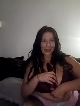 Snapshot of Leanne43 chatting on December 13, 2025, 8:04 pm Leanne43 online show from December 13, 2025, 8:04 pm