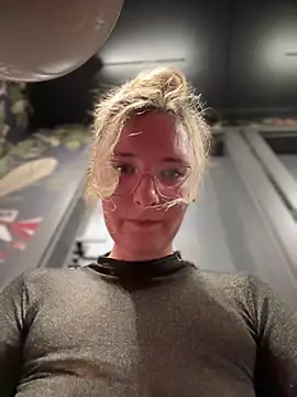 The Snowwhitee online show from February 19, 2025, 10:20 pm