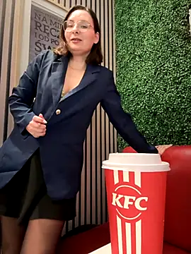 The Snowwhitee online show from October 22, 2025, 8:25 am