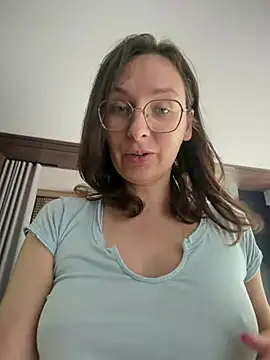 Snapshot of The_Snowwhitee chatting on June 18, 2026, 8:47 am The Snowwhitee online show from June 18, 2026, 8:47 am