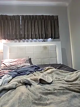 PhoenixDesirexh online show from April 14, 2026, 12:05 am