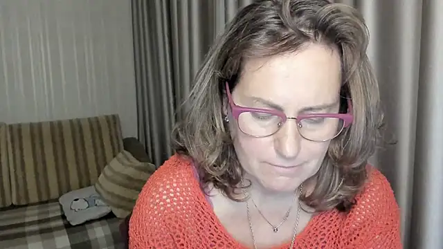 Snapshot of lauraoven chatting on December 1, 2024, 4:29 pm lauraoven online show from December 1, 2024, 4:29 pm
