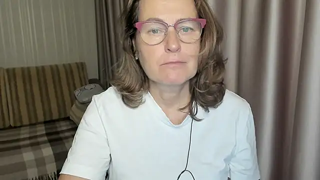 Snapshot of lauraoven chatting on December 2, 2024, 10:18 am lauraoven online show from December 2, 2024, 10:18 am