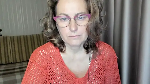 Snapshot of lauraoven chatting on December 5, 2024, 6:43 am lauraoven online show from December 5, 2024, 6:43 am