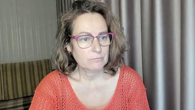 Snapshot of lauraoven chatting on December 9, 2024, 12:30 pm lauraoven online show from December 9, 2024, 12:30 pm