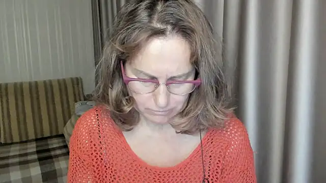 Snapshot of lauraoven chatting on December 10, 2024, 6:06 pm lauraoven online show from December 10, 2024, 6:06 pm