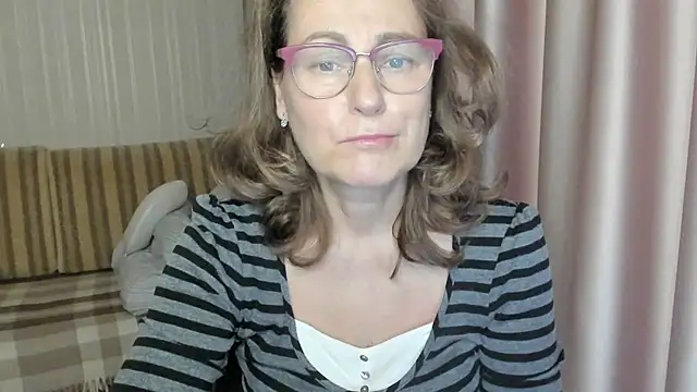 Snapshot of lauraoven chatting on December 13, 2024, 10:19 am lauraoven online show from December 13, 2024, 10:19 am