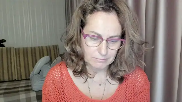 Snapshot of lauraoven chatting on December 16, 2024, 11:01 am lauraoven online show from December 16, 2024, 11:01 am