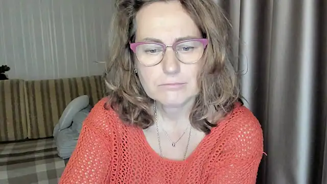 Snapshot of lauraoven chatting on December 16, 2024, 2:05 pm lauraoven online show from December 16, 2024, 2:05 pm