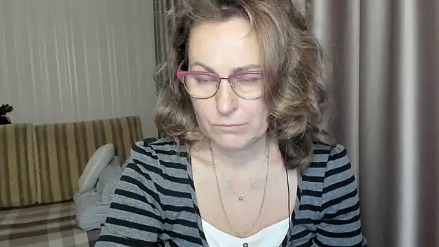 Snapshot of lauraoven chatting on December 17, 2024, 7:29 am lauraoven online show from December 17, 2024, 7:29 am
