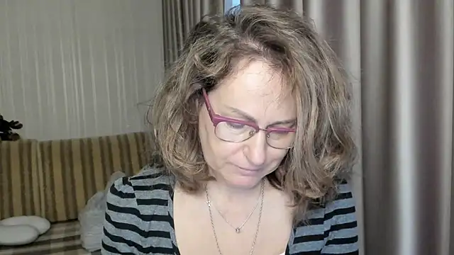 Snapshot of lauraoven chatting on December 17, 2024, 12:33 pm lauraoven online show from December 17, 2024, 12:33 pm