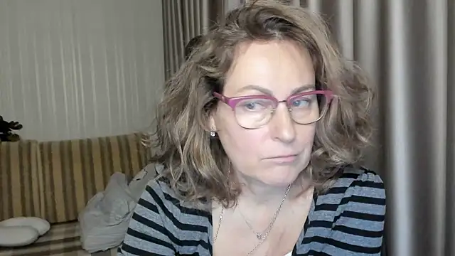 Snapshot of lauraoven chatting on December 17, 2024, 6:31 pm lauraoven online show from December 17, 2024, 6:31 pm