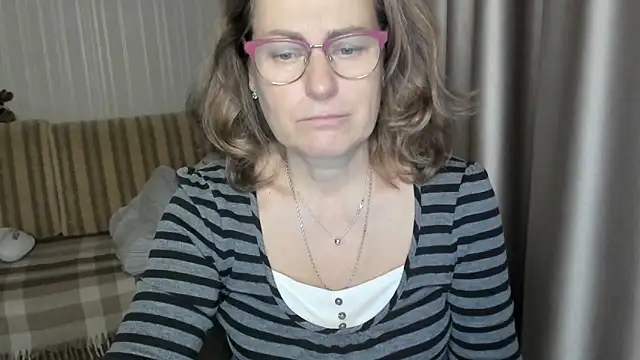 Snapshot of lauraoven chatting on December 18, 2024, 2:06 pm lauraoven online show from December 18, 2024, 2:06 pm