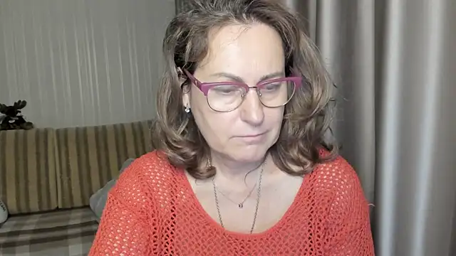 Snapshot of lauraoven chatting on December 19, 2024, 3:30 pm lauraoven online show from December 19, 2024, 3:30 pm