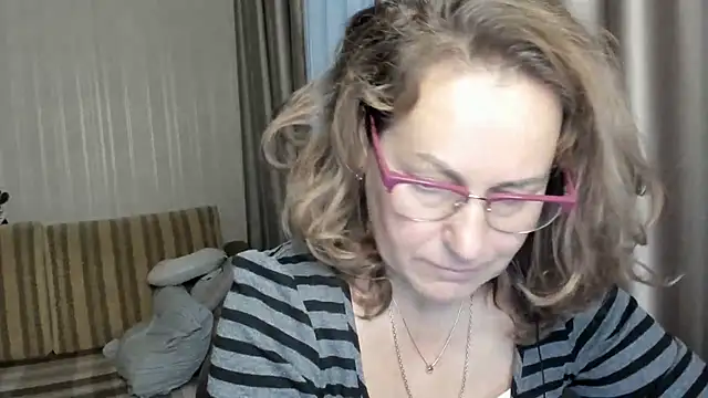 Snapshot of lauraoven chatting on December 20, 2024, 7:44 am lauraoven online show from December 20, 2024, 7:44 am