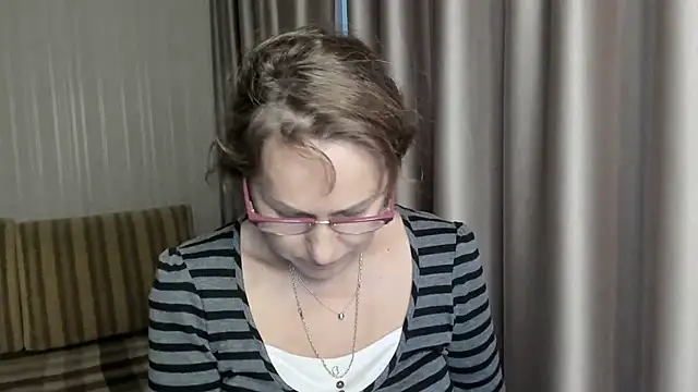 Snapshot of lauraoven chatting on December 23, 2024, 11:25 am lauraoven online show from December 23, 2024, 11:25 am