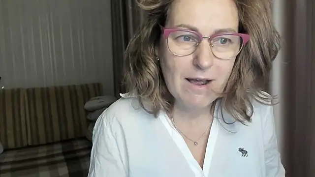 Snapshot of lauraoven chatting on December 28, 2024, 10:58 am lauraoven online show from December 28, 2024, 10:58 am