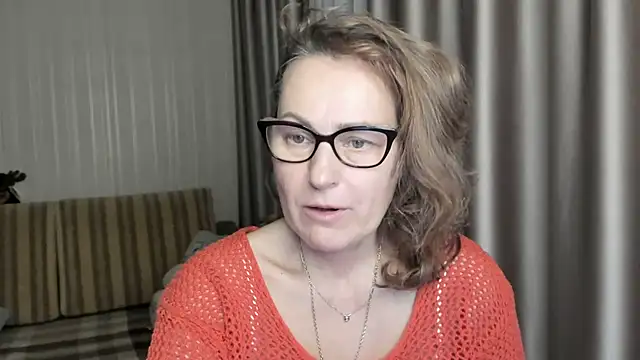 Snapshot of lauraoven chatting on January 24, 2025, 5:32 pm lauraoven online show from January 24, 2025, 5:32 pm