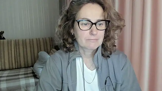 Snapshot of lauraoven chatting on February 5, 2025, 12:49 pm lauraoven online show from February 5, 2025, 12:49 pm