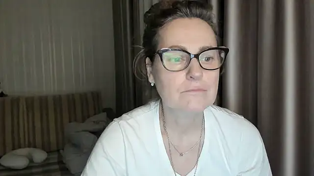 Snapshot of lauraoven chatting on February 6, 2025, 7:18 pm lauraoven online show from February 6, 2025, 7:18 pm