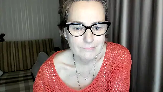 Snapshot of lauraoven chatting on February 9, 2025, 6:47 pm lauraoven online show from February 9, 2025, 6:47 pm