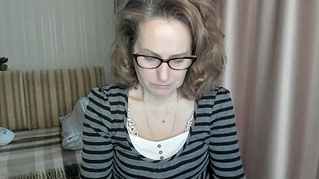 Snapshot of lauraoven chatting on February 12, 2025, 7:13 am lauraoven online show from February 12, 2025, 7:13 am