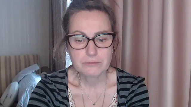 Snapshot of lauraoven chatting on February 17, 2025, 12:27 pm lauraoven online show from February 17, 2025, 12:27 pm
