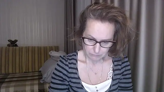 Snapshot of lauraoven chatting on February 17, 2025, 5:43 pm lauraoven online show from February 17, 2025, 5:43 pm