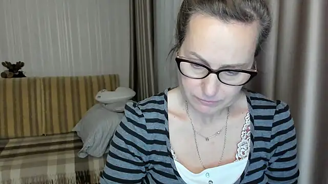 Snapshot of lauraoven chatting on February 18, 2025, 4:26 pm lauraoven online show from February 18, 2025, 4:26 pm