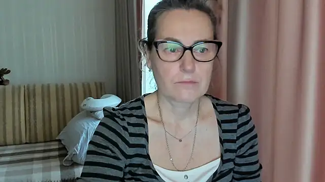 Snapshot of lauraoven chatting on February 19, 2025, 7:06 am lauraoven online show from February 19, 2025, 7:06 am