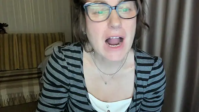 Snapshot of lauraoven chatting on February 20, 2025, 4:25 pm lauraoven online show from February 20, 2025, 4:25 pm