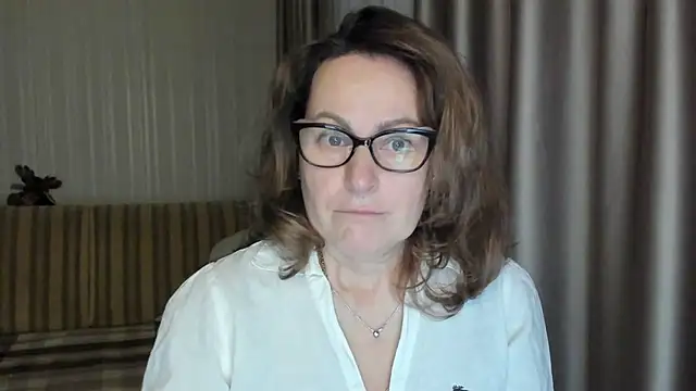 Snapshot of lauraoven chatting on February 24, 2025, 4:15 pm lauraoven online show from February 24, 2025, 4:15 pm