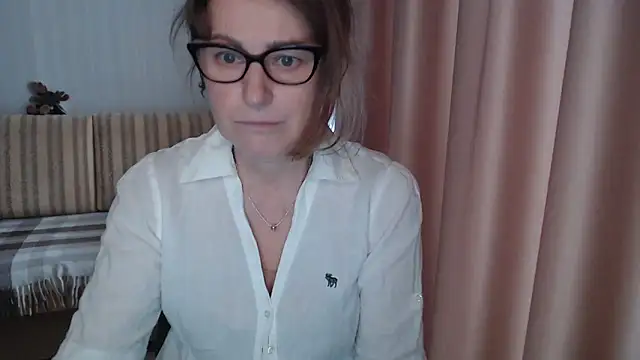 Snapshot of lauraoven chatting on February 25, 2025, 8:58 am lauraoven online show from February 25, 2025, 8:58 am