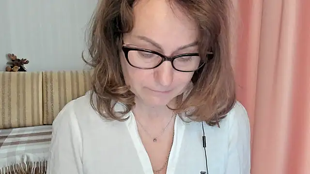 Snapshot of lauraoven chatting on February 25, 2025, 1:28 pm lauraoven online show from February 25, 2025, 1:28 pm