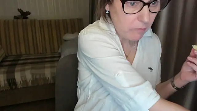 Snapshot of lauraoven chatting on March 4, 2025, 4:09 pm lauraoven online show from March 4, 2025, 4:09 pm