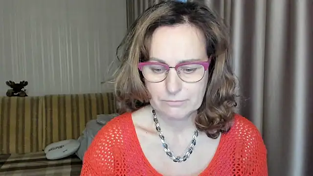 Snapshot of lauraoven chatting on March 8, 2025, 3:24 pm lauraoven online show from March 8, 2025, 3:24 pm