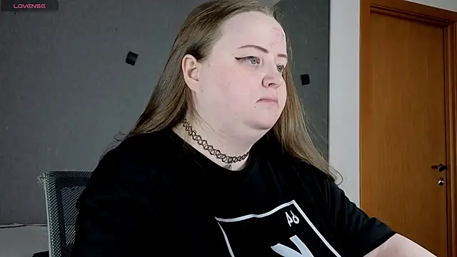 EMMA  CONNOR online show from September 30, 2025, 7:24 am