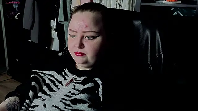 EMMA  CONNOR online show from October 31, 2025, 8:54 pm