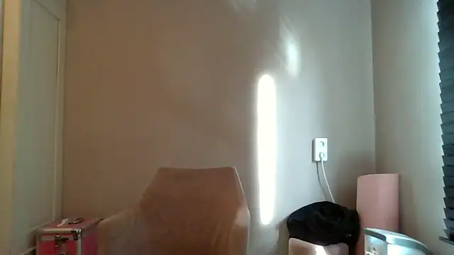 Snapshot of avajade chatting on November 12, 2025, 11:10 am avajade online show from November 12, 2025, 11:10 am