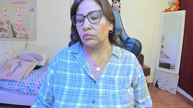 esmeralda milf online show from March 29, 2026, 8:31 pm