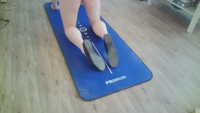 Snapshot of theSecretBallerino chatting on November 10, 2025, 4:00 am theSecretBallerino online show from November 10, 2025, 4:00 am