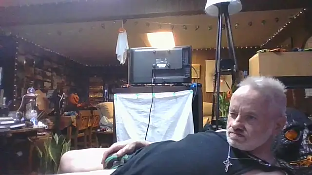 Snapshot of Makowboy chatting on October 18, 2025, 11:38 pm Makowboy online show from October 18, 2025, 11:38 pm