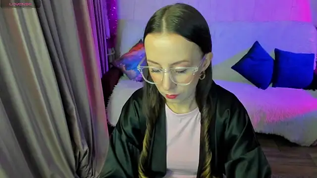 CurlySteph online show from November 17, 2025, 6:03 pm