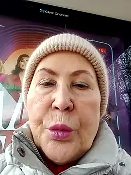 Snapshot of Hottie-Mom chatting on November 14, 2025, 11:20 am Hottie-Mom online show from November 14, 2025, 11:20 am