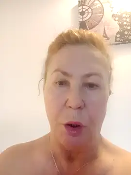 Snapshot of Hottie-Mom chatting on November 17, 2025, 7:36 am Hottie-Mom online show from November 17, 2025, 7:36 am