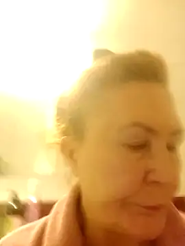 Snapshot of Hottie-Mom chatting on November 24, 2025, 8:25 am Hottie-Mom online show from November 24, 2025, 8:25 am