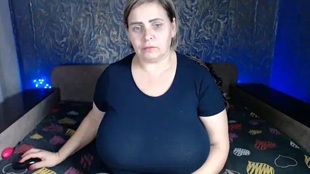 EvaCristal online show from November 8, 2025, 9:24 pm