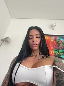 LaraHenao online show from July 15, 2026, 2:11 pm