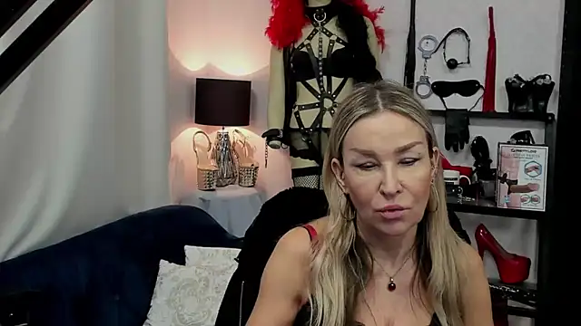 Snapshot of crystaLUX chatting on December 30, 2024, 6:42 am crystaLUX online show from December 30, 2024, 6:42 am